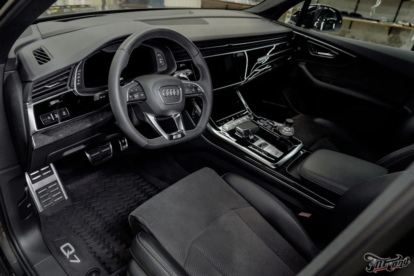 Отремонтировали бампера на Audi Q7, оклеили переднюю часть кузова полиуретаном, отполировали и покрыли керамикой кузов, провели химчистку салона и установили ремни безопасности с принтом